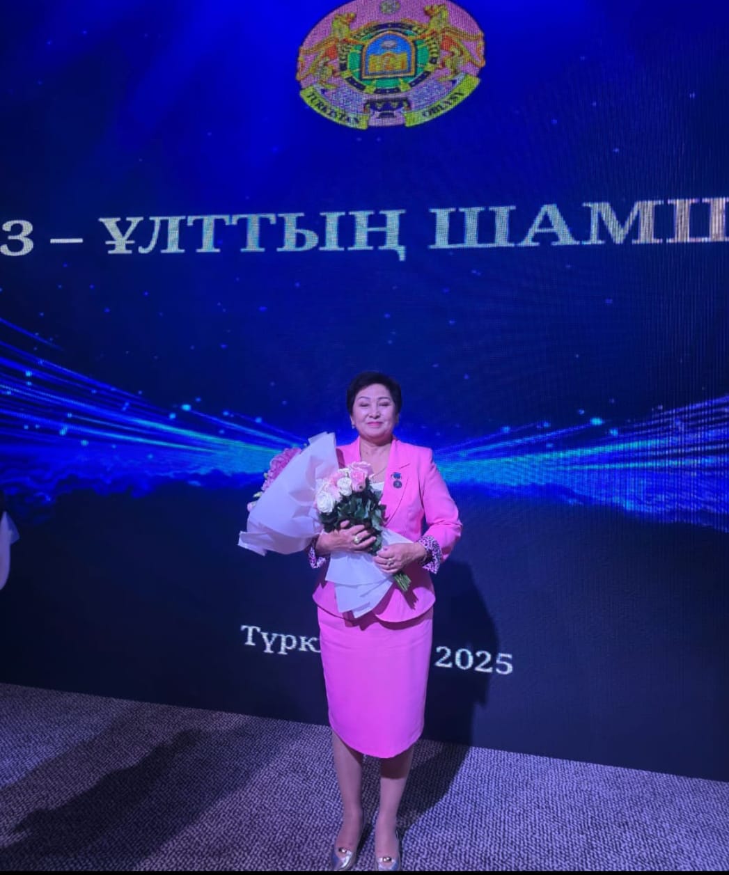Білім биігінен көрінген шебер ұстаз шебер-педагог Қожахметова Салиха Сұлтанханқызы Түркістанда өткен облыстық іс-шарада "Ы.Алтынсарин" төсбелгісімен марапатталды.